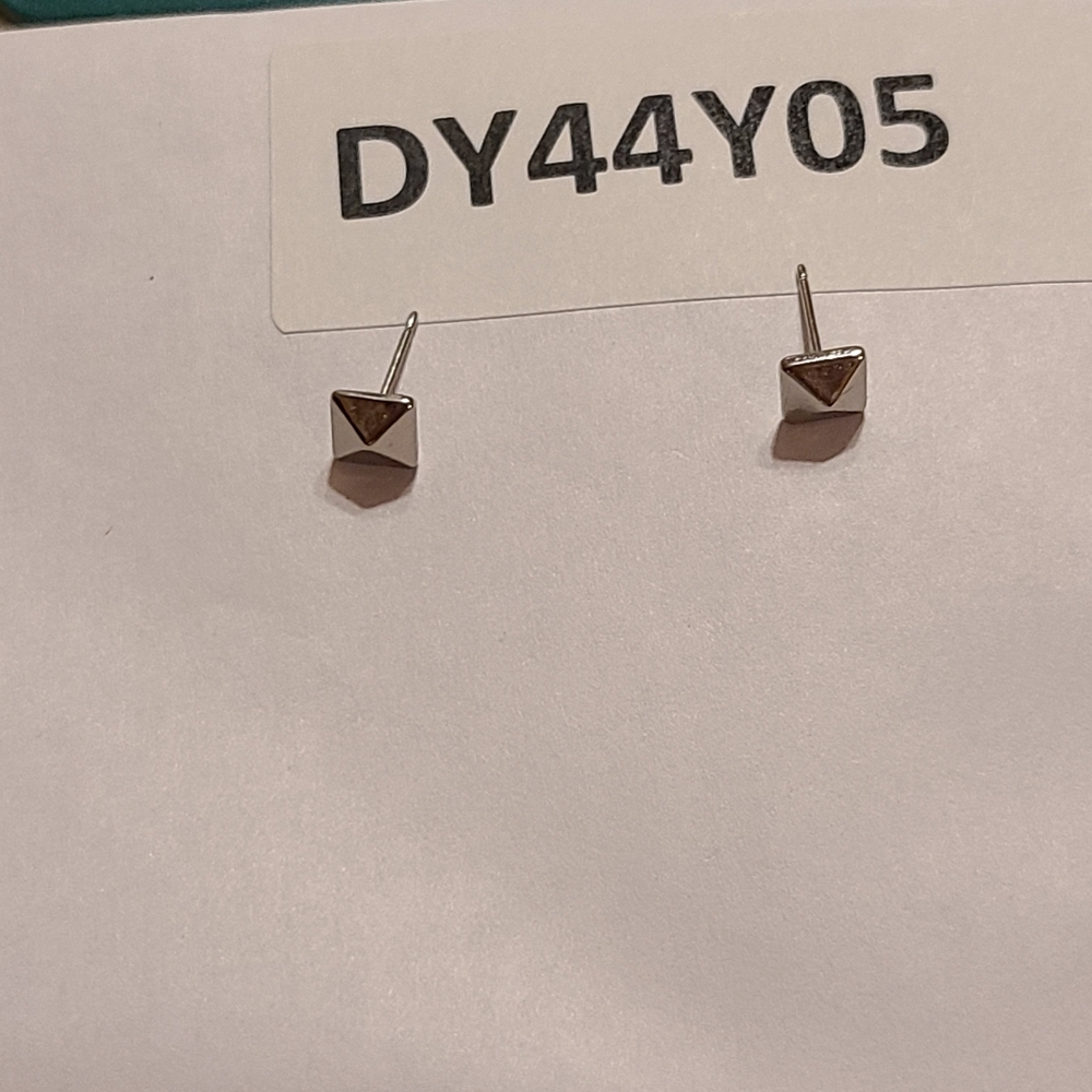 Silver stud earring - Picture 5 of 7